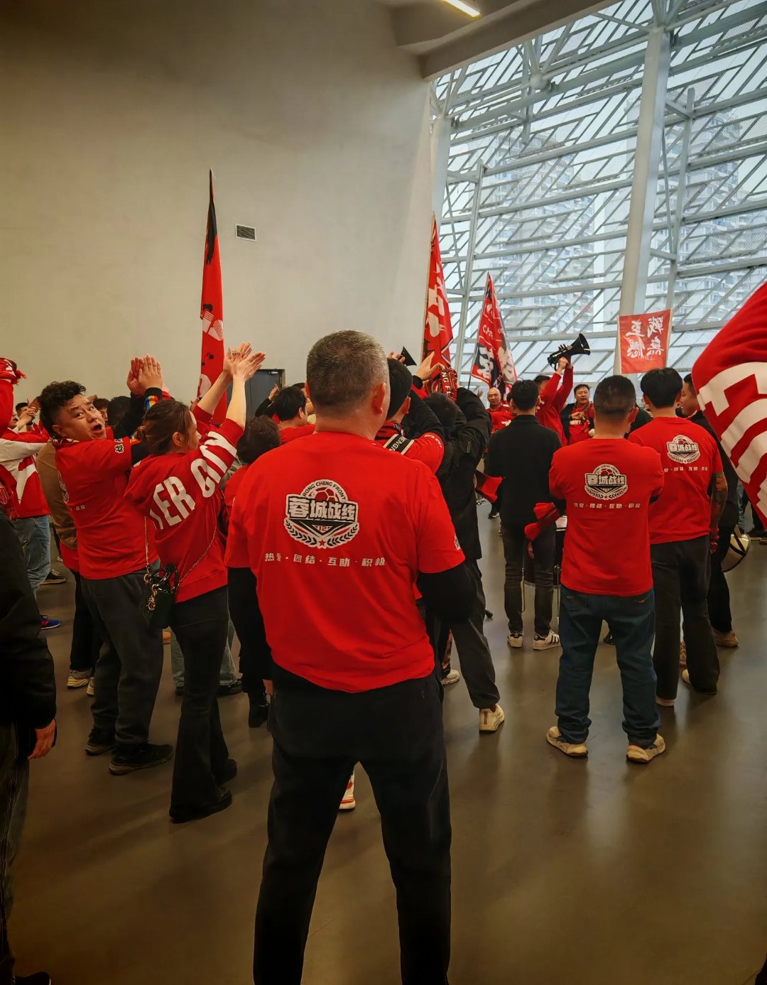  集结日体能课后；成都蓉城复出首秀备战欧联；媒体盛赞；团队化学反应显著