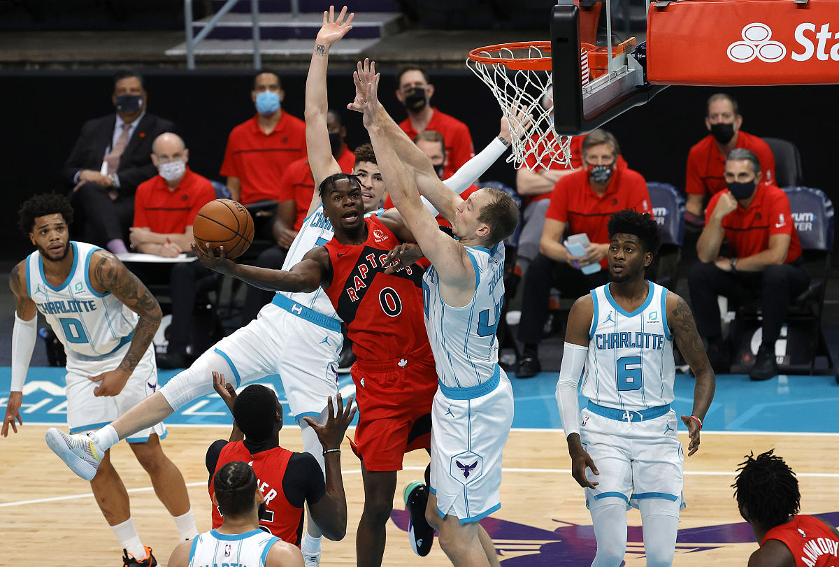 包含转折点夏洛特黄蜂复出首秀，NBA常规赛窗口期攻防权衡，气氛紧张，训练强度明显提升的词条-爱游戏平台